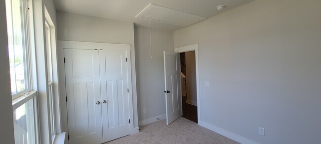 Building Photo - 726 Judah Dr