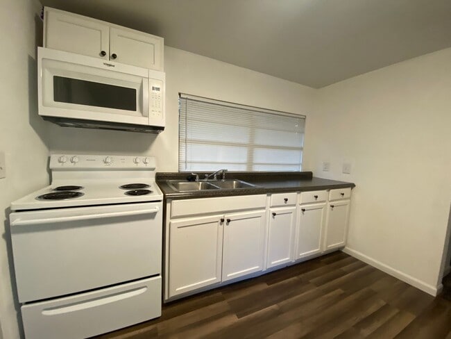 Building Photo - Charming 1 Bedroom Oasis with Sunroom in O...
