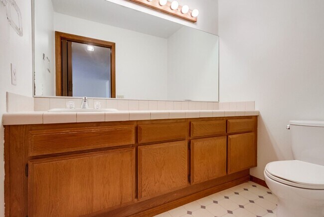 Building Photo - Prime Carlsbad Location - Available Now!