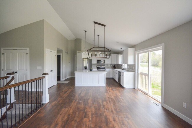 Building Photo - Bright & modern main floor living in newer home!