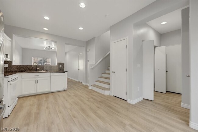 Building Photo - 1829 Tourmaline Blue St