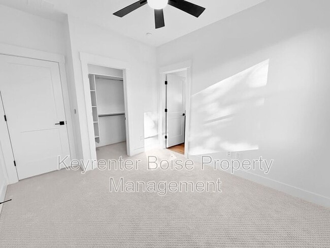 Building Photo - 618 E Krall St