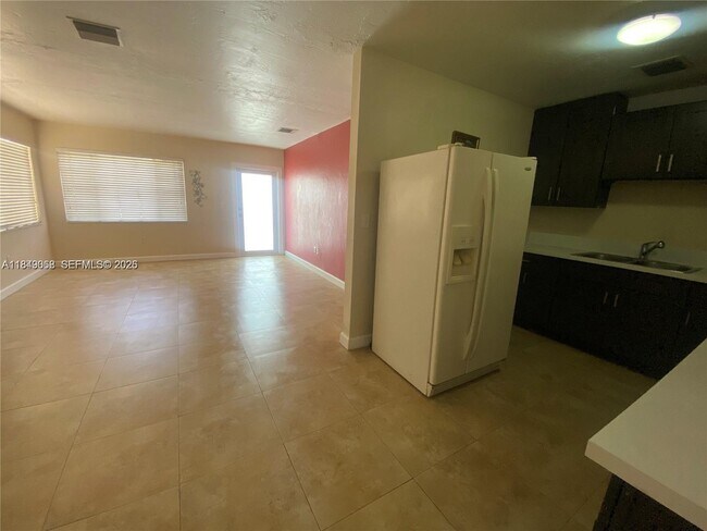 Building Photo - 10440 NW 28th Ct