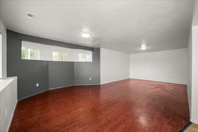 Building Photo - 2907 E Jackson Ave