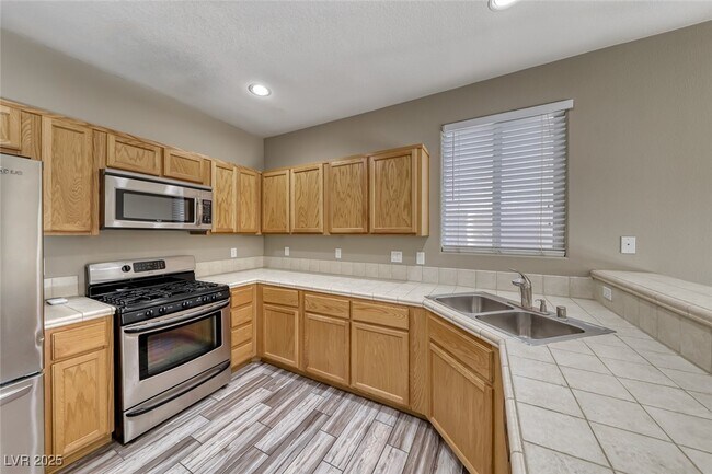 Building Photo - 7237 Twin Maples Ct