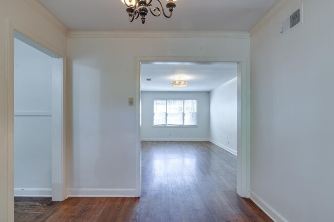 Building Photo - 695 Berry Rd