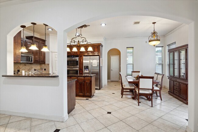 Building Photo - 803 Hennessey Dr