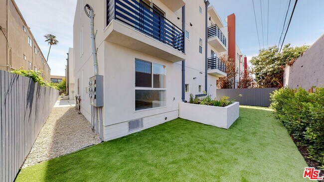 Building Photo - 953 Mariposa Ave