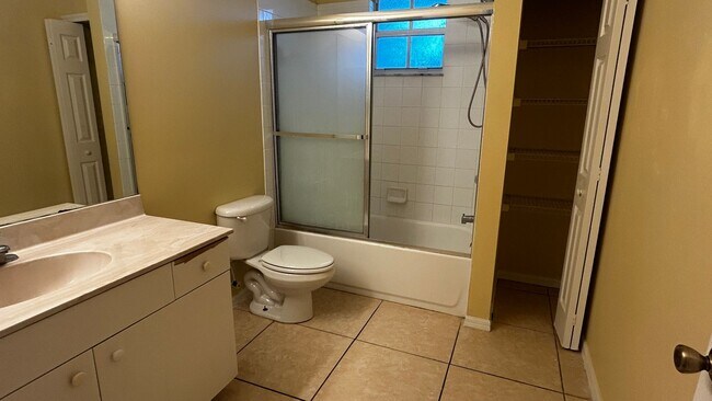 Building Photo - Charming 3-Bed, 2-Bath Home in Lehigh Acre...