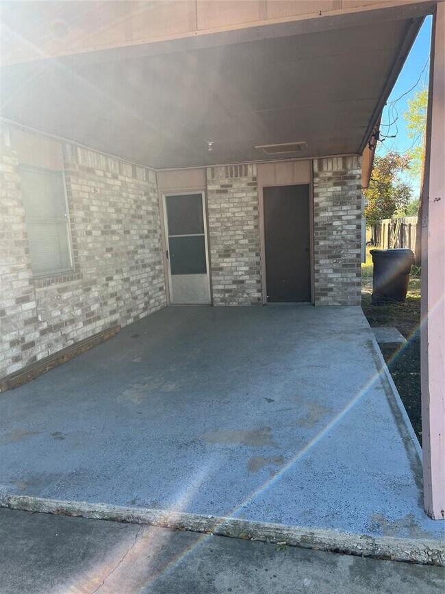 Building Photo - 705 Guadalimar St