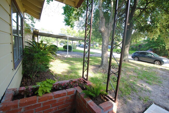 Building Photo - 3707 Daphne St