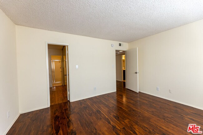 Building Photo - 5330 Zelzah Ave
