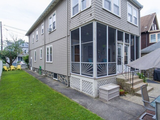 Building Photo - 68-70-70 Everett St