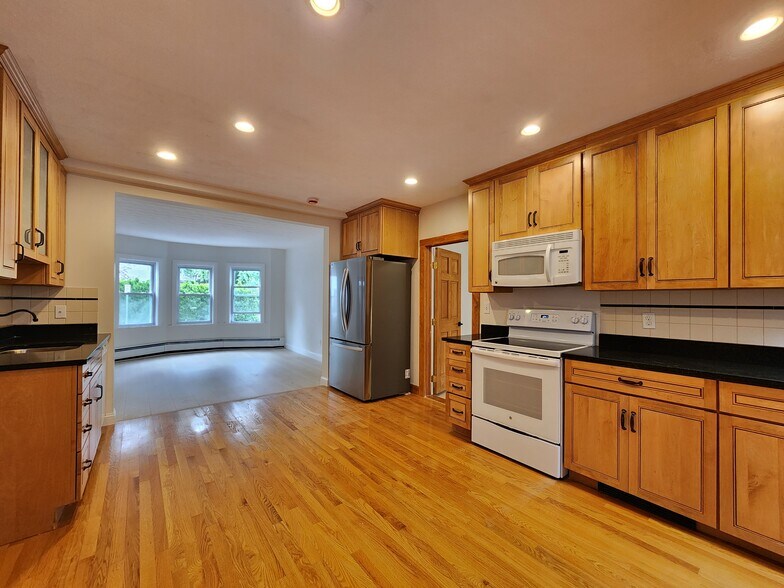 Primary Photo - 27 Knapp St