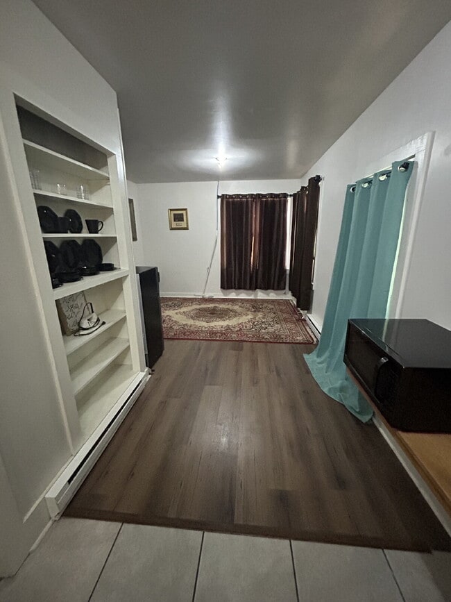 Building Photo - "Charming 450 sq ft Studio Retreat in Jone...