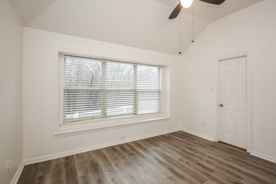 Building Photo - 308 Creekview Dr