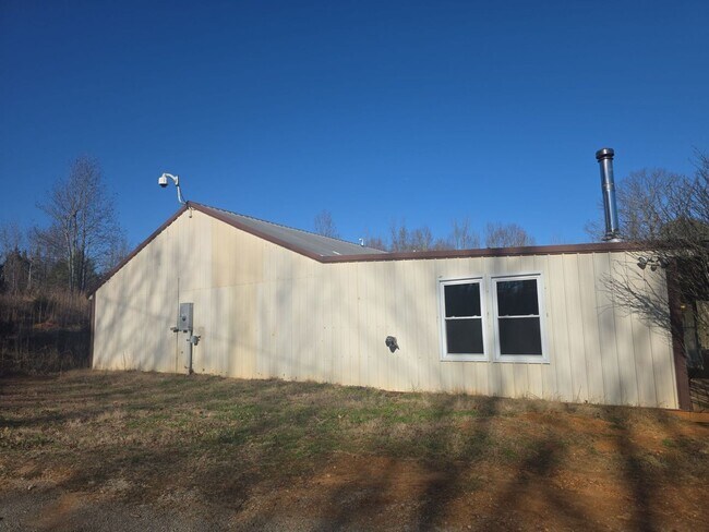 Building Photo - Peaceful 3-Bedroom Country Home with Barn and Large Front Porch in Walling, TN