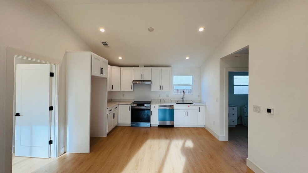 Building Photo - 374 S 21st St