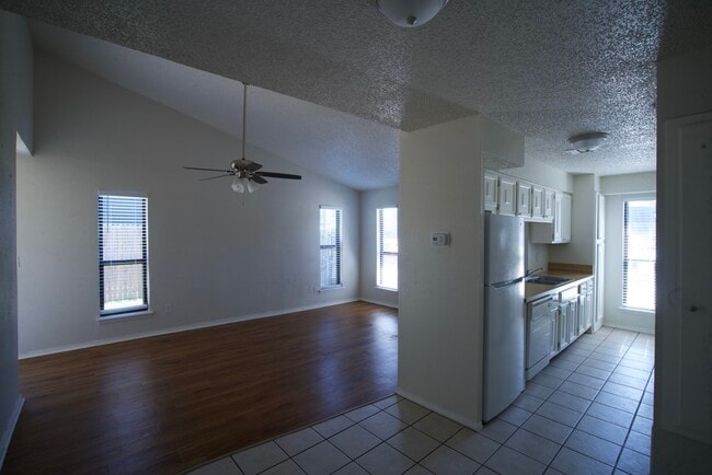 Building Photo - 2255b Donna Dr