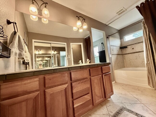 Building Photo - Stunning 4-Bedroom Home with Loft and Fini...