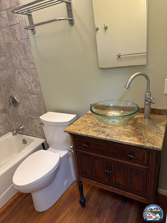 Building Photo - 1075 Hayes Ave