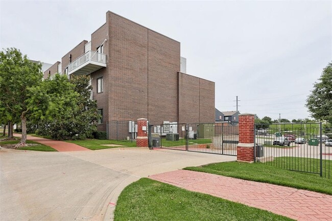 Building Photo - 444 N Central Ave