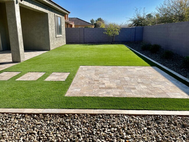 Building Photo - Gorgeous 3 Bed/2.5 Bath + Den Home In Chandler! Gated Community & Upgrades Throughout Home!