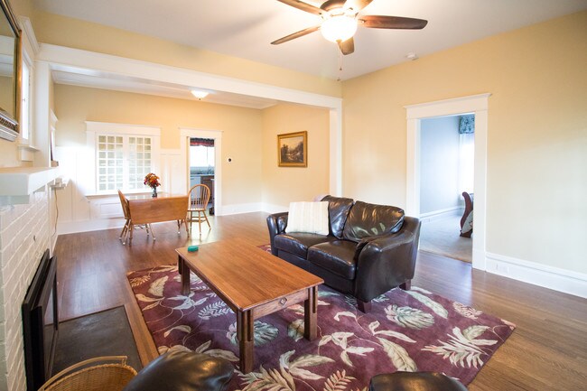 Building Photo - 1321 E Isaacs Ave