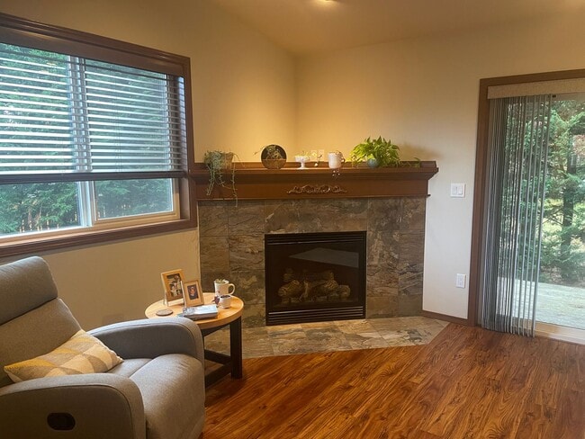 Building Photo - Lovely Single Level Holmes Harbor Home!