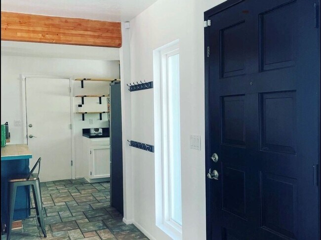 Building Photo - Charming Updated 3 Bed/2 Bath in Great Tem...