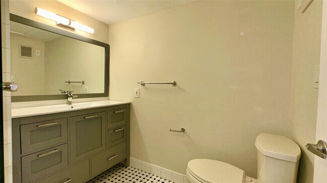 Building Photo - 12 NE 19th Ct