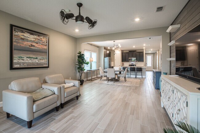 Building Photo - Stunning Home in Desirable Neighborhood