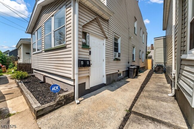 Building Photo - 473 Flagg St