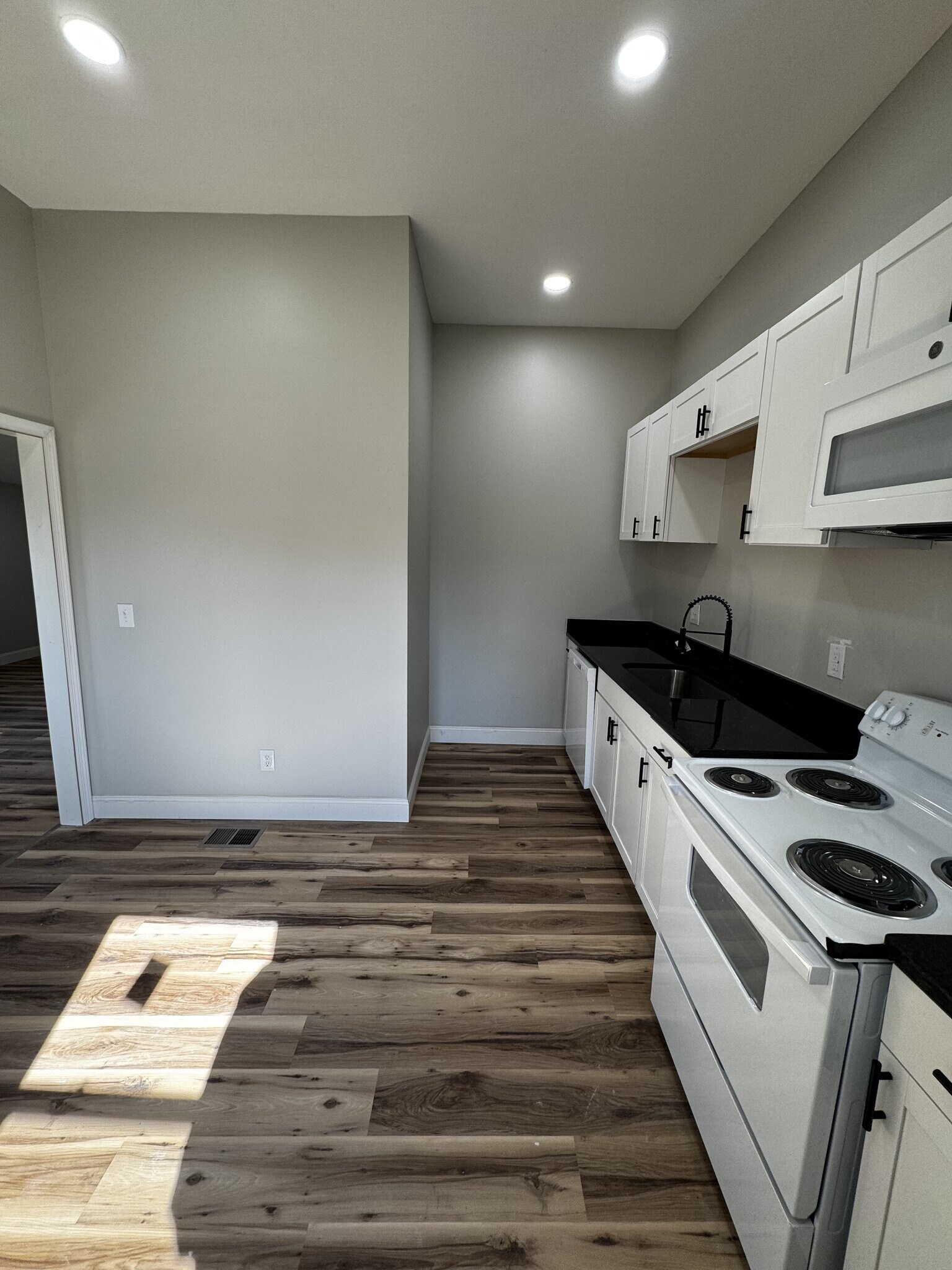 Building Photo - 118 Bank St