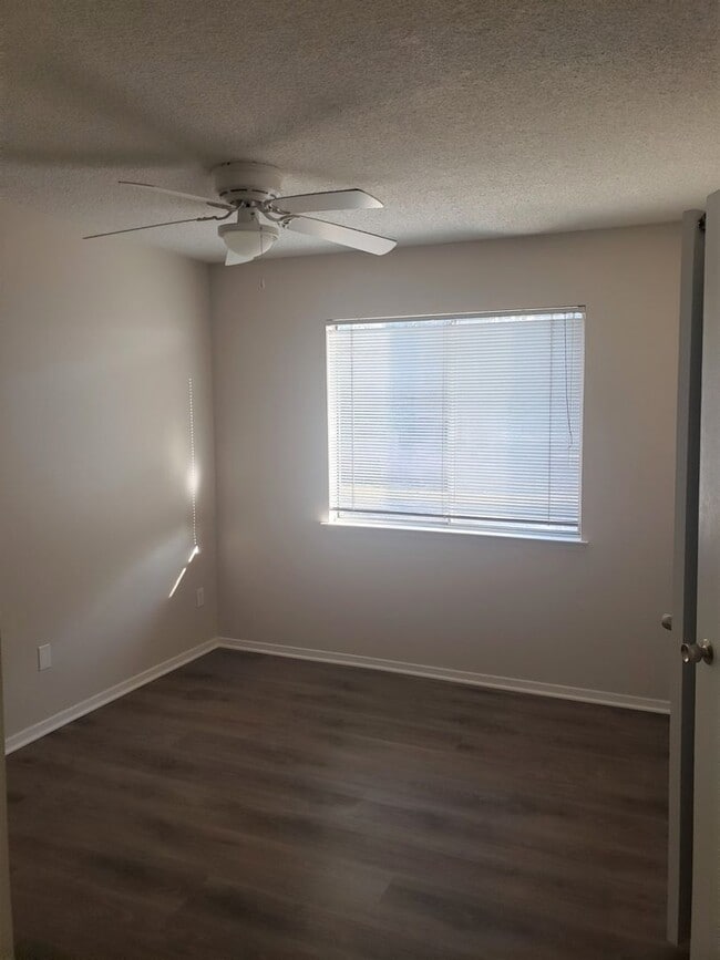 Building Photo - 4 Bedroom 1.75 Bathroom in Riverside