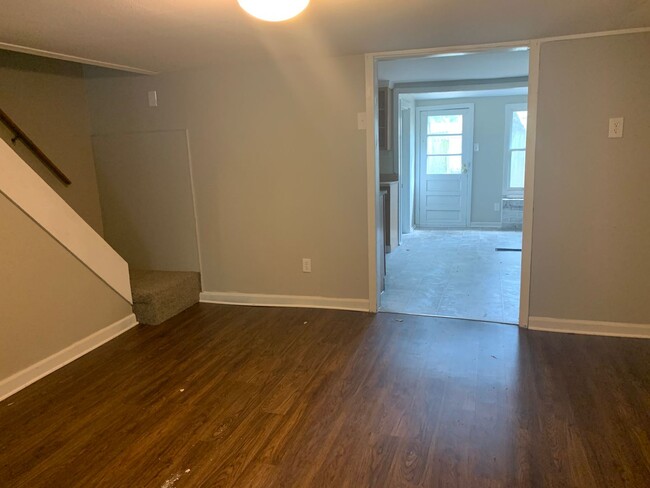 Building Photo - 3 bedroom 1.5 bathroom located in Carlisle...