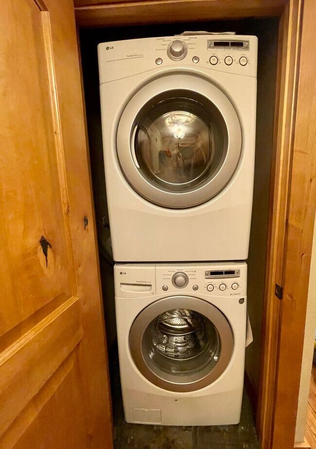 Building Photo - Beautiful Tri-Level Tahoe Tyrol 4 Bedroom ...