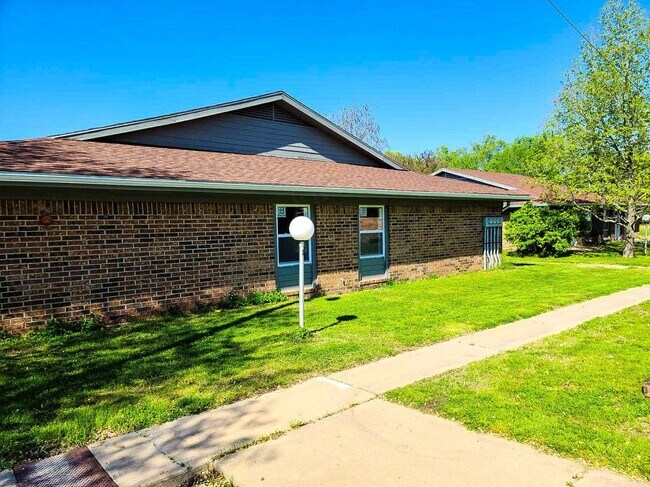 Building Photo - Longton Apartments