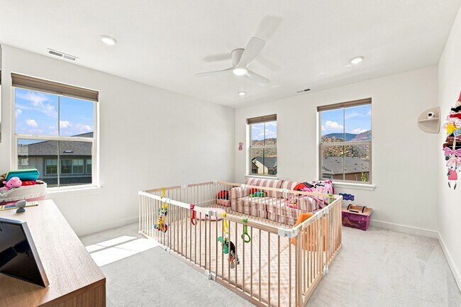 Building Photo - 3066 S Quaker St