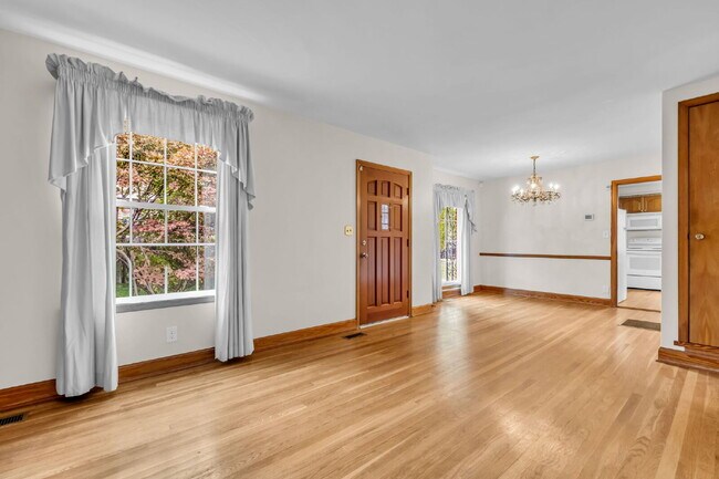 Building Photo - 3 Bedroom/ 2 Bathroom in Rosebank!