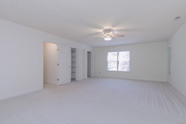 Building Photo - Beautiful home with Open Floor plan !!