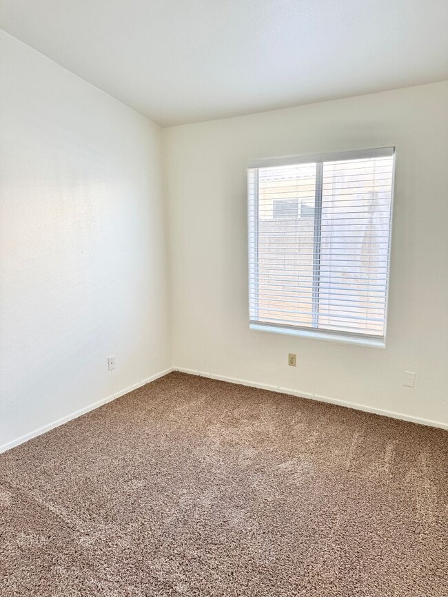 Building Photo - 3 Bedroom/2 Bath Single Level Home! NO HOA