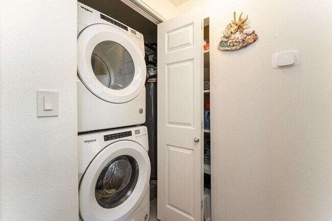 Building Photo - Beautiful Renovated and Furnished 2 bed/2 bath, walk to the beach