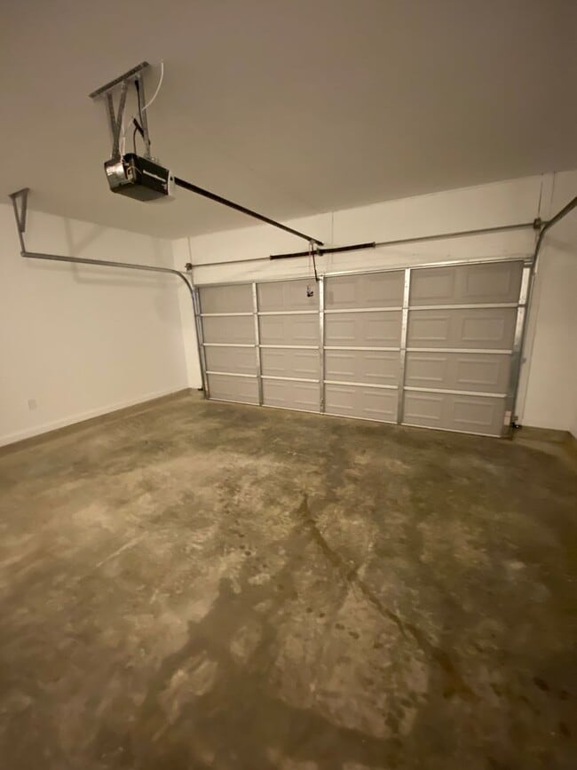 Building Photo - Home in Brookwood... Available to View Now!!!