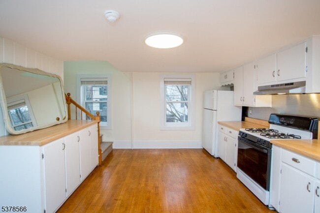 Building Photo - 67 Ferry St