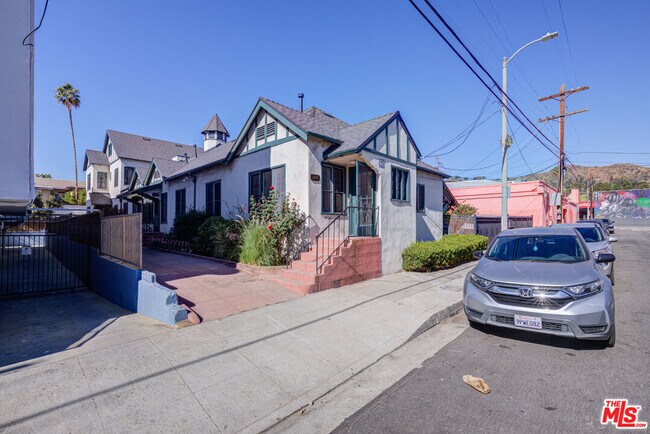 Building Photo - 1447 N Vista St