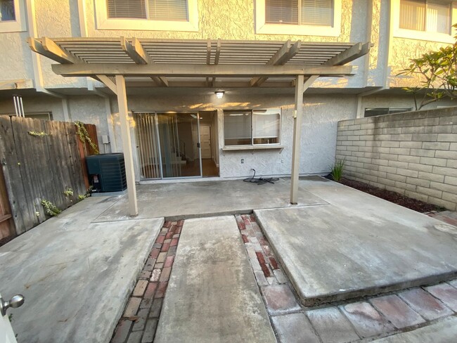 Building Photo - Luxurious 3 Bedroom Cypress Townhouse for ...