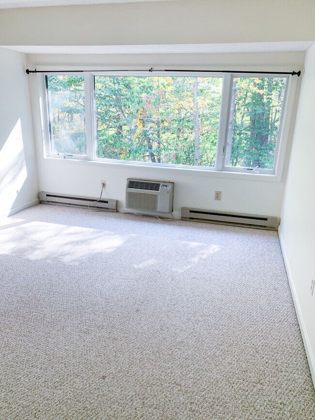 Building Photo - 3 Bedroom Condo Available for Aug. 1st