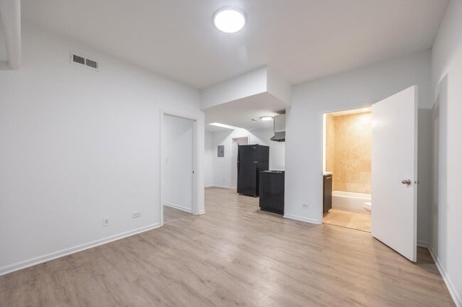 Building Photo - 5054 N Winthrop Ave