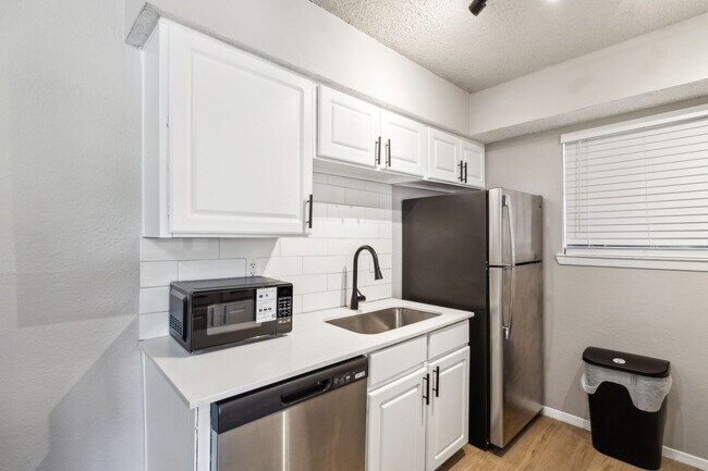 Building Photo - 2545 Thomason Cir